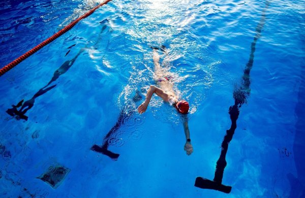 Die DLRG fordert mehr Schwimmbäder in Deutschland. (Symbolbild) - © Hauke-Christian Dittrich/dpa