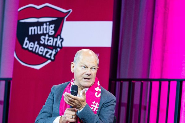 Olaf Scholz spricht auf dem Kirchentag in Hannover auch über seine Wehrdienstverweigerung. - © Moritz Frankenberg/dpa