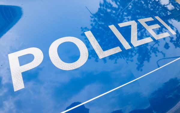 Ein Fußgänger wurde schwer verletzt. (Symbolbild) - © Boris Roessler/dpa