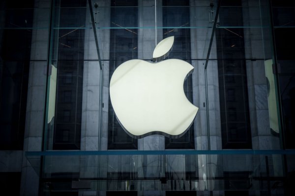 Trumps Zölle sorgen für höhere Kosten bei Apple. (Archivbild) - © Michael Kappeler/dpa