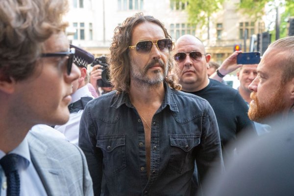 Der Auftritt von Russell Brand vor Gericht war schnell wieder vorbei. - © Tayfun Salci/ZUMA Press Wire/dpa
