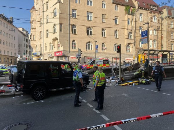 Am frühen Abend fährt ein Fahrzeug in eine Menschengruppe an einer Bahnhaltestelle. - © Marco Krefting/dpa