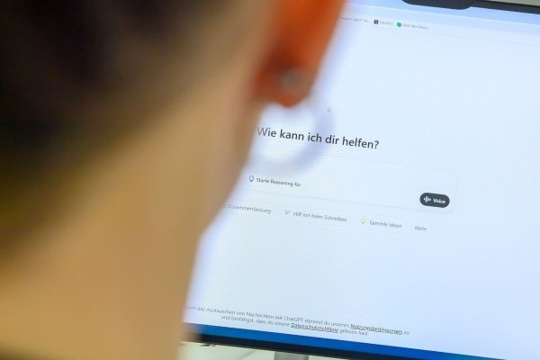 Nur 27 Prozent der Befragten aus Deutschland prüfen KI-generierte Texte, Bilder oder Übersetzungen. (Symbolbild) - © Klaus-Dietmar Gabbert/dpa