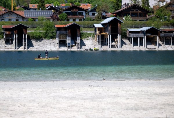 Die 30-Grad-Marke wurde an zwei Messstationen in Baden-Württemberg erstmals in diesem Jahr in Deutschland geknackt - auch am Walchensee war das Wetter sommerlich warm. - © Sven Hoppe/dpa
