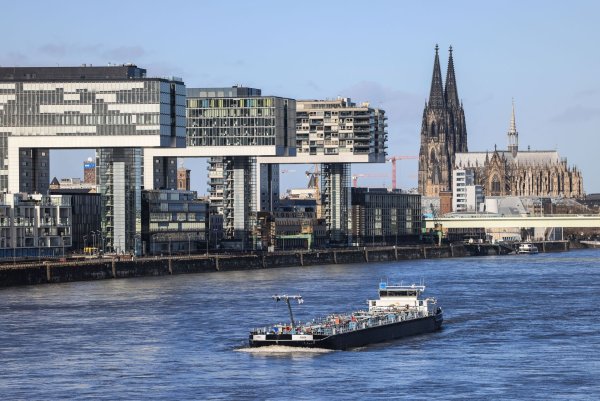 Der Mann war wahrscheinlich wegen einer Mutprobe ins Wasser gegangen. - © Oliver Berg/dpa