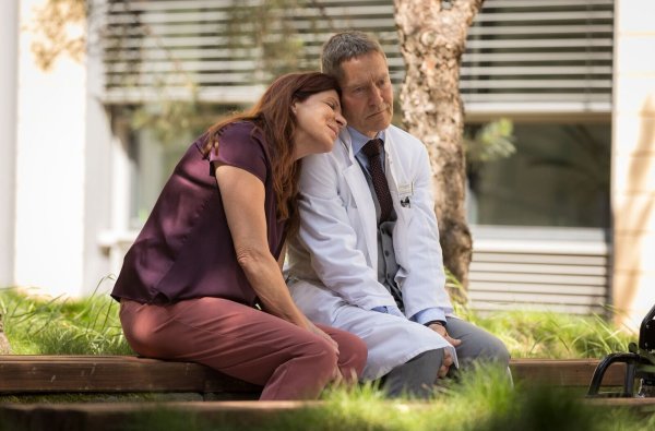 Die demente Vera Bader (Claudia Wenzel) hält sich und Dr. Rolf Kaminski (Udo Schenk) immer noch für ein Liebespaar. Doch das liegt 25 Jahre zurück. - © Rudolf Wernicke/Saxonia Media/MDR/dpa