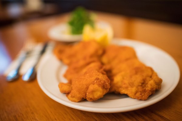 Es muss nicht immer Schnitzel sein - die Michelin-Tester sind etwa auch vom Innereiengericht Kalbsbeuschel begeistert. (Foto: Archiv) - © Christian Bruna/epa/dpa