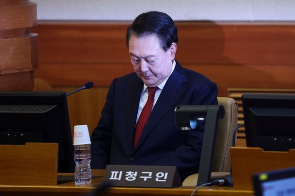 Es ist das erste Mal in der Geschichte Südkoreas, dass ein Präsident persönlich zu einem Amtsenthebungsverfahren erscheint. - © Kim Hong-Ji/Pool Reuters/AP/dpa