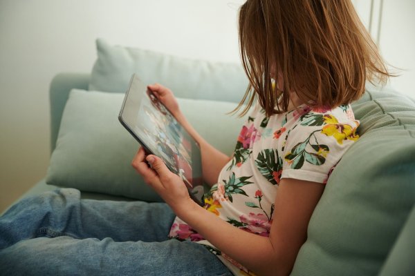 Apples Kinderschutz funktioniert nicht so umfangreich, wie man vielleicht erwartet - das zeigt eine Untersuchung von Stiftung Warentest und SWR. - © Annette Riedl/dpa/dpa-tmn