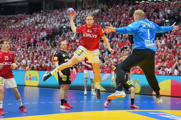 Die deutschen Handballer haben bei der WM gegen Gold-Favorit Dänemark verloren. - © Sören Stache/dpa
