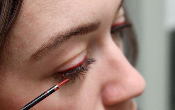 Vielseitig und strahlend: Roter Eyeliner ist angesagt. - © Julia Bresching/dpa-tmn