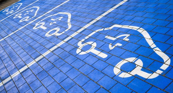 Ladeplätze für Elektroautos. Nach dem plötzlichen Aus der E-Auto-Kaufzuschüsse Ende 2023 hat sich das Umstiegstempo auf Elektroautos laut HUK Coburg hallbiert. - © Julian Stratenschulte/dpa