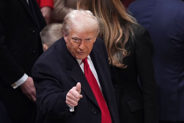 Trump hat an seinem ersten Tag im Amt eine Welle an Entscheidungen verfügt. - © Evan Vucci/AP/dpa