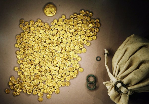 Der größte keltische Goldfund des 20. Jahrhunderts wurde 1999 gefunden, im November 2022 hatten Einbrecher die Goldmünzen gestohlen. (Archivbild) - © Frank Mächler/dpa