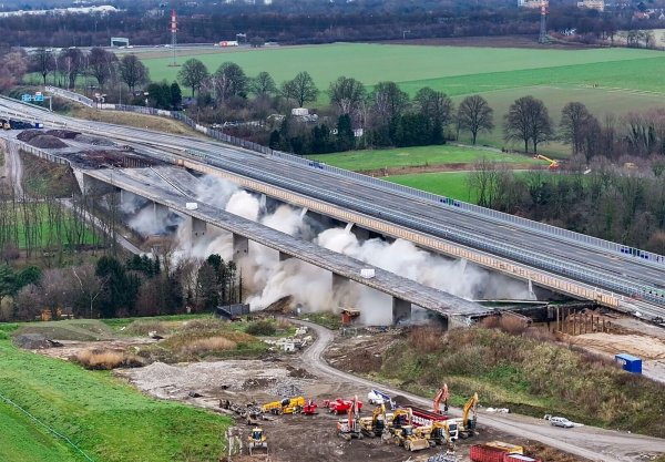 Ende 2024 hat es bereits zum ersten Mal gerumst, die Sprengung eines weiteren Brückenteils steht nun am Sonntag an. (Archivfoto) - © Christoph Reichwein/dpa