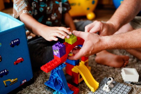 Auch in NRW wird für viele Pflegekinder derzeit ein Zuhause gesucht. (Symbolbild) - © Uwe Anspach/dpa
