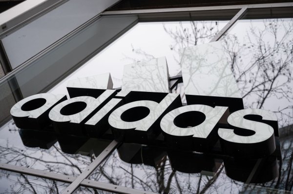 Beim währungsbereinigten Wachstum und Betriebsergebnis schnitt Adidas besser ab als in Aussicht gestellt. (Archivbild) - © Christophe Gateau/dpa