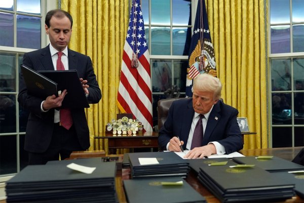 Trump unterzeichnete eine ganze Reihe von Präsidentenerlassen. - © Evan Vucci/AP/dpa