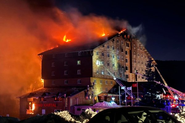 Der Brand in dem Hotel brach in der Nacht aus. - © IHA/AP/dpa
