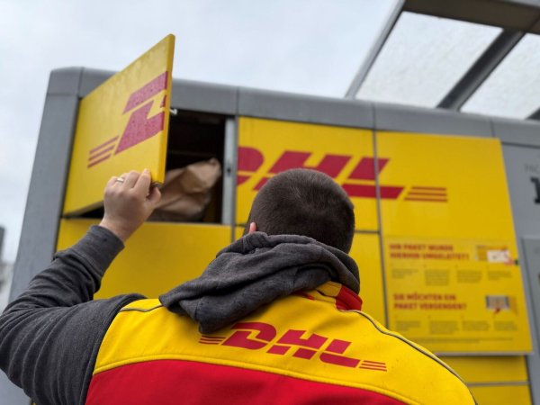 Ein typischer DHL-Paketautomat, der gerade von einem Paketboten befüllt wird. (Archivbild) - © Wolf von Dewitz/dpa-Zentralbild/dpa