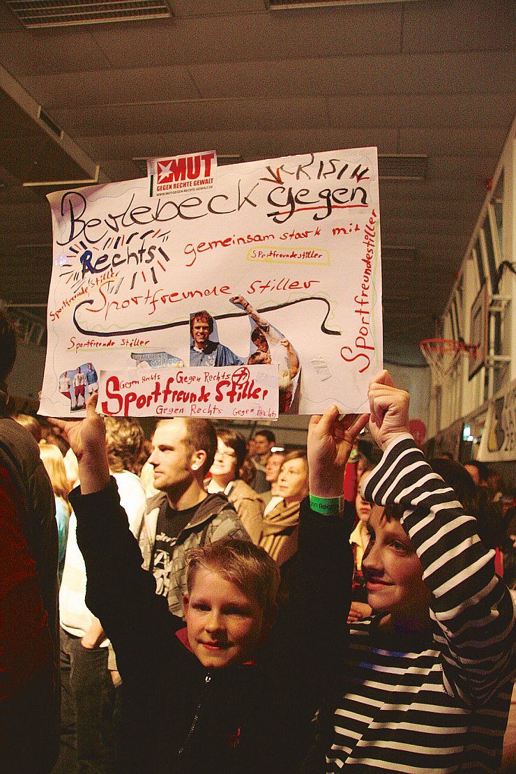 Viele Jugendliche kommen nach Berlebeck, um die Sportfreunde Stiller zu sehen. - © Martin Hostert