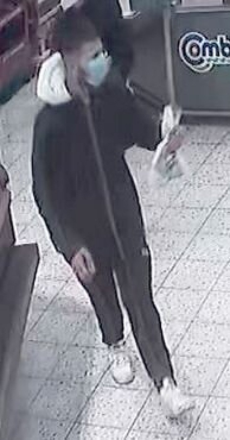 Dieser Mann soll mit einer fremden EC-Karte bezahlt haben, die er zuvor aus einem Auto gestohlen hatte. - © Polizei Lippe