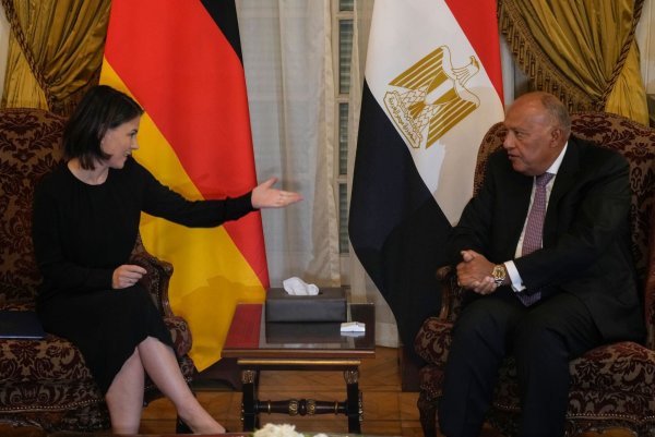 Bundesaußenministerin Annalena Baerbock im Gespräch mit ihrem ägyptischen Amtskollegen Samih Schukri in Kairo. - © Amr Nabil/AP/dpa