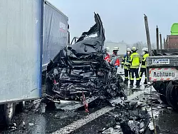 Der BMW X5 wurde zwischen den Lastzügen eingeklemmt. - © Ralph Meyer