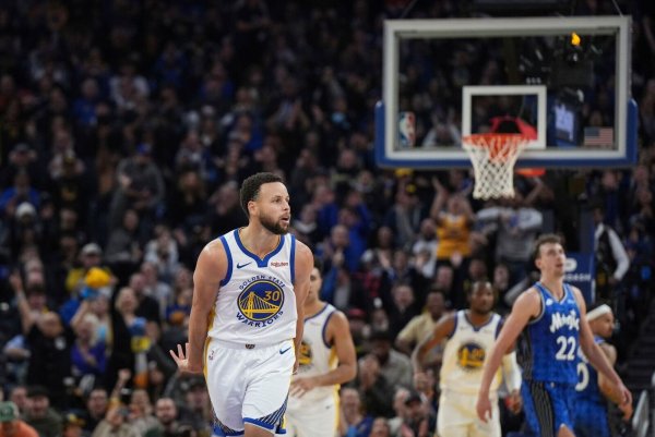 Kam gegen Orlando Magic auf 36 Punkte: Golden States Stephen Curry (l). - © Loren Elliott/AP/dpa