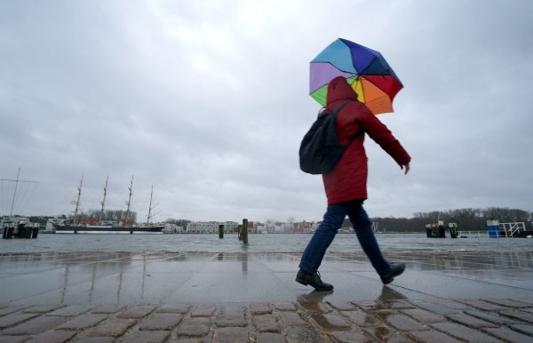 Das Wasser der Trave schwappt in Lübeck auf die Travepromenade. - © Marcus Brandt/dpa