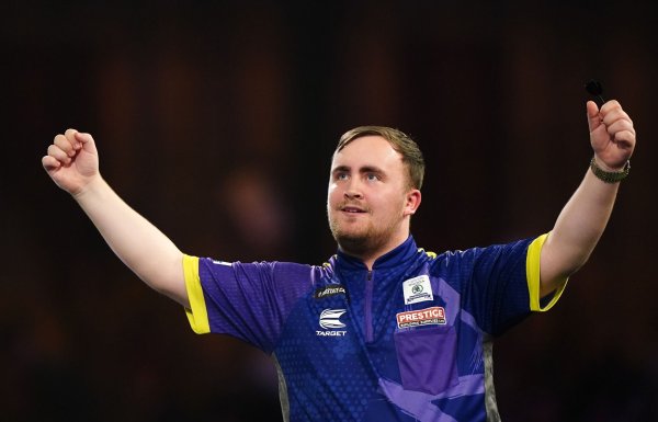 WM-Finale beim WM-Debüt: Der 16-jährige Luke Littler jubelt über einen Sieg. - © Zac Goodwin/PA Wire/dpa