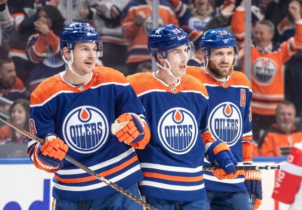 Edmontons Zach Hyman (l-r), Ryan Nugent-Hopkins und Leon Draisaitl feiern ein Tor gegen die Philadelphia Flyers. - © JASON FRANSON/The Canadian Press/AP/dpa