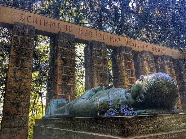 Nazis legten diese Blumen am Ehrenmal auf dem Tönsberg ab - © Privat