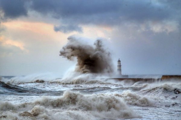 Wellenbrecher - © Foto: Owen Humphreys/PA Wire/dpa
