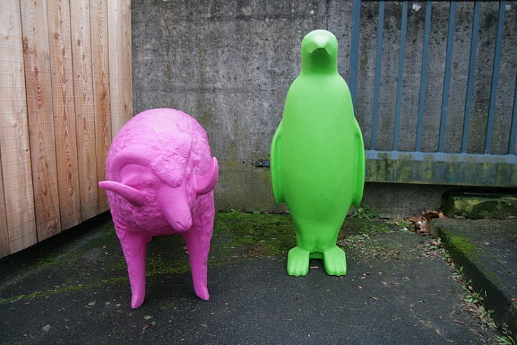 Auch pinke Mufflons und grüne Kaiserpinguine gehören zum Plastikzoo von Martin Schulten. - © FOTO: CHRISTIN HARTMANN