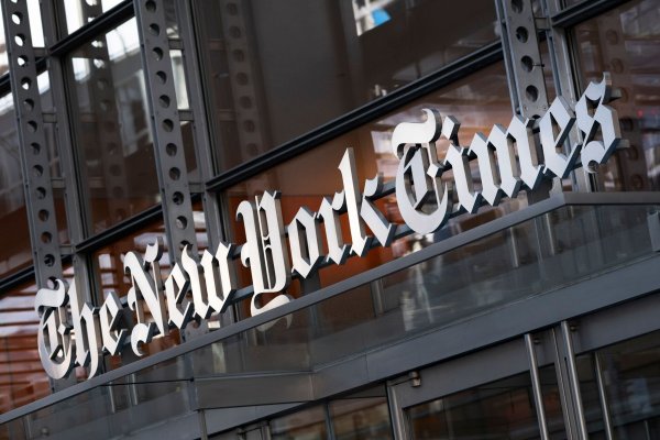 US-Präsident Donald Trump hat eine Milliarden-Klage gegen die renommierte «New York Times» eingereicht - die Zeitung kritisiert das scharf. (Archivbild) - © Mark Lennihan/AP/dpa