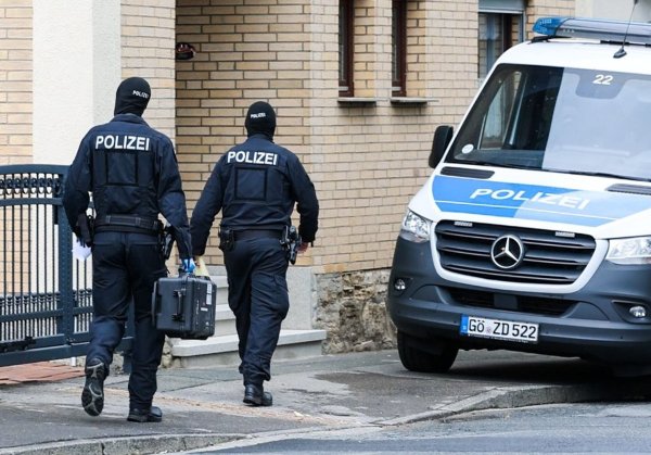 Bei den Durchsuchungen waren Spezialkräfte der Polizei im Einsatz. - © --/dpa