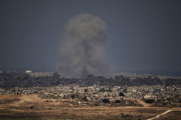 Rauch steigt auf nach einem israelischen Militärschlag im nördlichen Gazastreifen. - © Leo Correa/AP/dpa