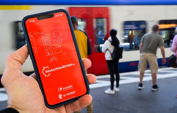 Wer ein Deutschlandticket haben möchte, wird ab dem kommenden Jahr tiefer in die Tasche greifen müssen. (Symbolbild) - © Julian Stratenschulte/dpa
