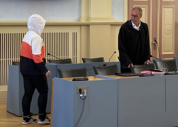 Die wegen Totschlags angeklagte Mutter betritt den Gerichtssaal. - © Tatjana Bojic/dpa