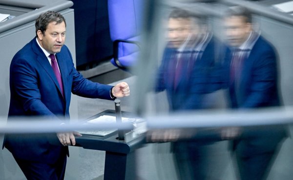 Finanzminister Klingbeil verteidigte seinen Etat im Bundestag. - © Britta Pedersen/dpa