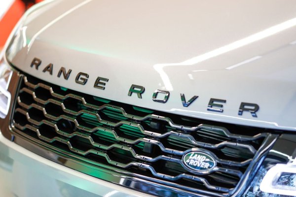 Der britische Autobauer Jaguar Land Rover hat noch immer mit den Folgen einer Cyberattacke zu kämpfen. (Symbolbild) - © Gerald Matzka/dpa-Zentralbild/dpa