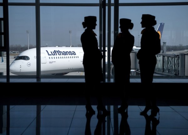 Tarifärger auch beim Kabinenpersonal für Deutschlands größter Fluggesellschaft. (Archivbild) - © Sven Hoppe/dpa