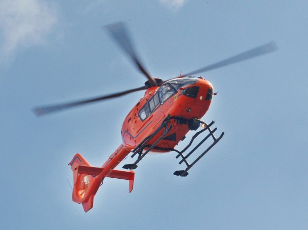 Ein Rettungshubschrauber brachte den Schwerverletzten ins Krankenhaus. (Symbolbild) - © Roland Weihrauch/dpa