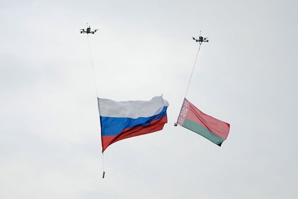 Die russische Armee kooperiert eng mit den Streitkräften von Belarus. - © Pavel Bednyakov/AP/dpa