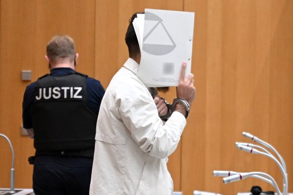 Nach dem tödlichen Messerangriff auf dem Mannheimer Marktplatz im Mai 2024 hat das Oberlandesgericht Stuttgart sein Urteil zu Sulaiman A. verkündet. - © Marijan Murat/dpa