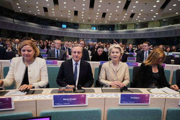 Mario Draghi (M.l.) und Ursula von der Leyen (M.r.) in Brüssel. Vor fast genau einem Jahr hat der frühere EZB-Chef seinen Bericht über Europas Wettbewerbsfähigkeit vorgestellt. - © Virginia Mayo/AP/dpa