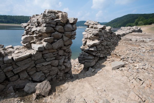 Die Ruinen aufgegebener D&ouml;rfer im nordhessischen Edersee tauchen bei niedrigem Wasserstand wieder auf. - &copy; Swen Pf&ouml;rtner/dpa