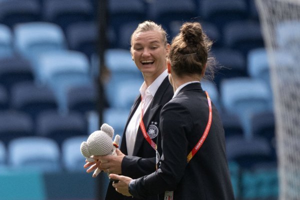 Alexandra Popp (l) und Marina Hegering bei der Platzbegehung. - © Sebastian Christoph Gollnow/dpa