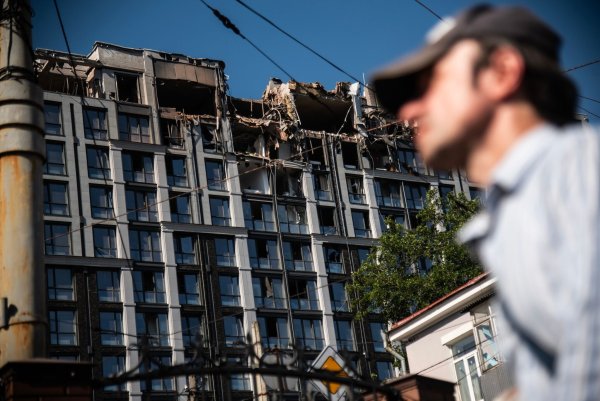 Bei einem Raketeneinschlag in Dnipro wurden mehrere Menschen verletzt. - © Hector Adolfo Quintanar Perez/ZUMA Press Wire/dpa